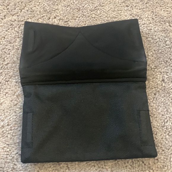 Running Buddy Magnetic Buddy Pouch – Beltless “No Bounce” Pouch / Waist Pack - Picture 6 of 12